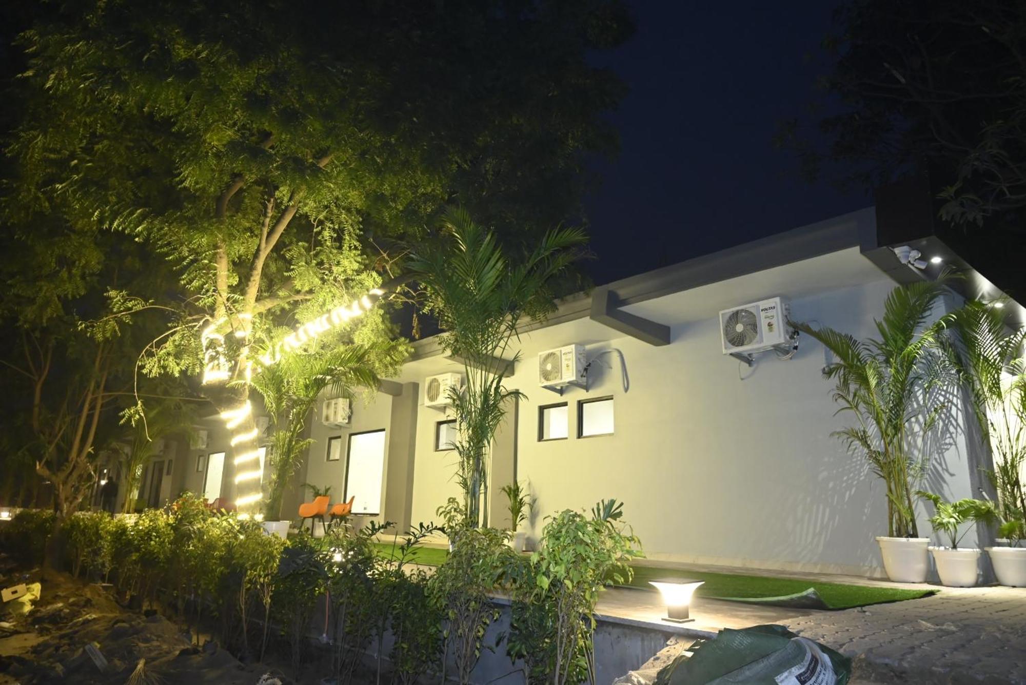 Trisaa Resort & Banquets Jhusi Exterior photo
