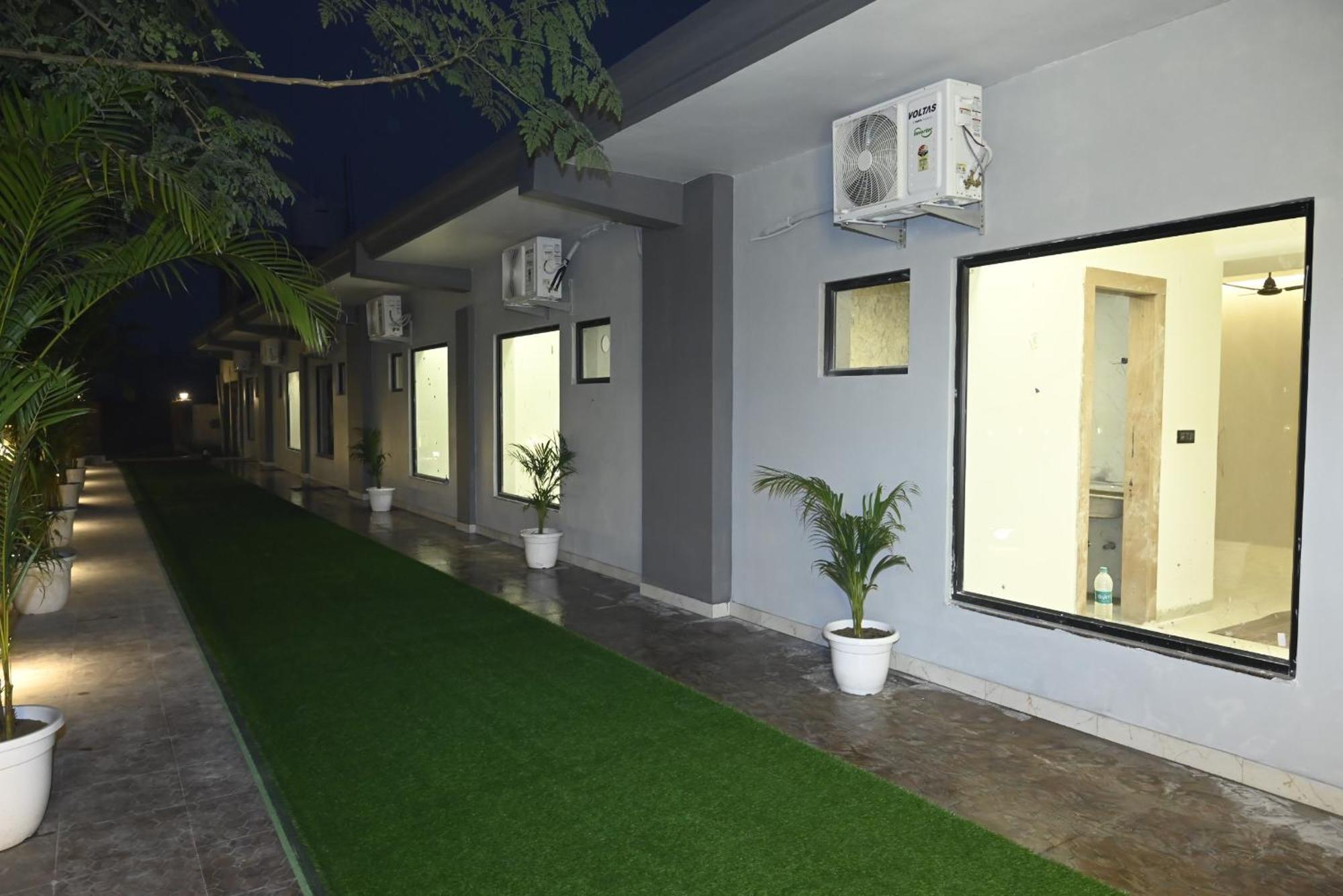 Trisaa Resort & Banquets Jhusi Exterior photo